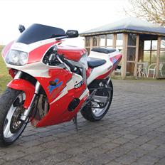 Suzuki GSXR 400