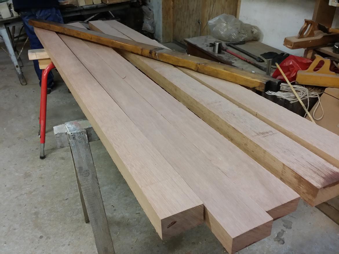 udskiftning af gammelt ruf og bjælker - Yang-teak til rufbjælkerne 60x110x2300 billede 7