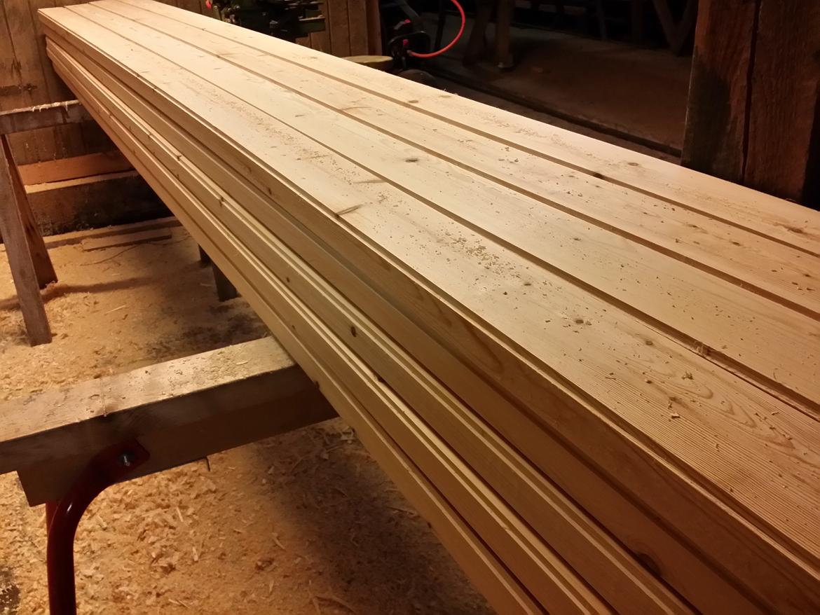 udskiftning af gammelt ruf og bjælker - Rufbrædderne høvlet i de rette størrelser 45x100 mm. nådden er også fræset i. billede 11