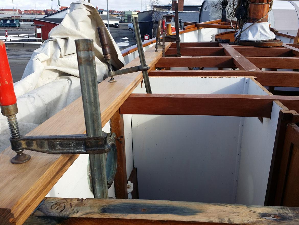 udskiftning af gammelt ruf og bjælker - Øreplankerne målt ud med 5 cm spids forefter. (de yderste planker) billede 19