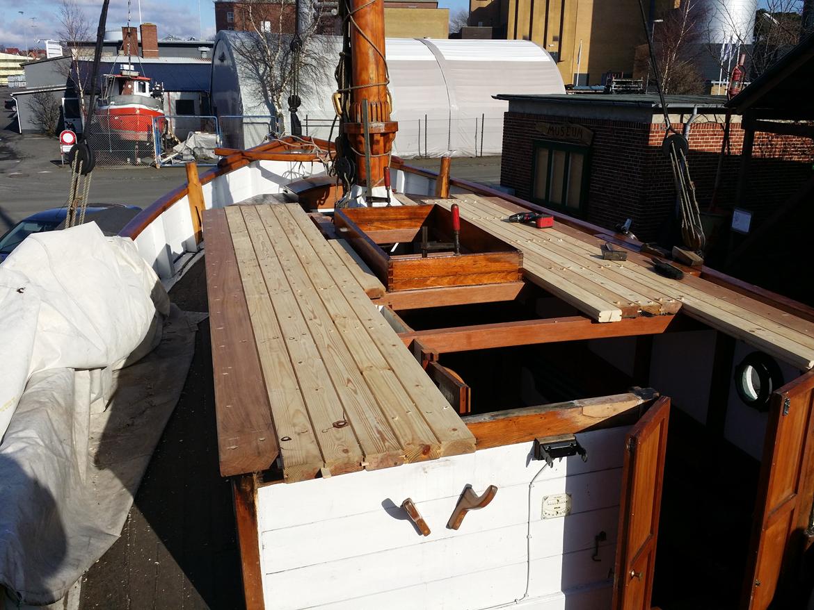 udskiftning af gammelt ruf og bjælker - Så er der kommet lidt rufplanker. En enkelt lus kan også ses ved nedgangsdørene. billede 20