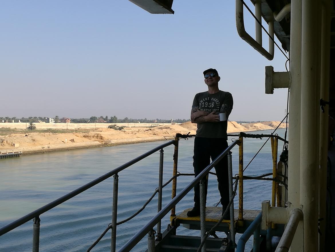 Sejltur igennem Adener bugten og op igennem Suez kanal - Morgenkaffe på gangway i suez billede 2