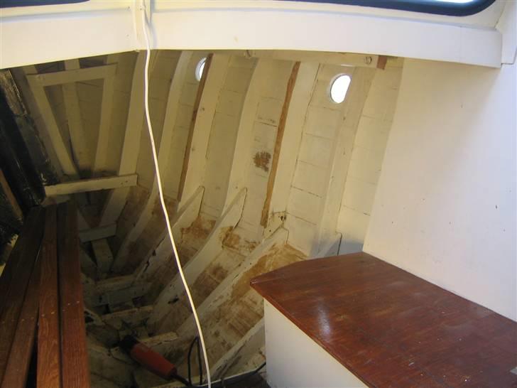 Renovering . Teak beklædning i kahyt + ny motor - Skottet er fjernet og jeg er begyndt at skråtskære spanderne så der senere kan monteres teak lister. billede 5