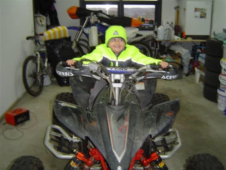 Nyt legetøj - Lille Valle ( nevø ) på onkels motorcykel i racer tøj, så blir det ikke stører når man er sådan en lille knejt billede 7