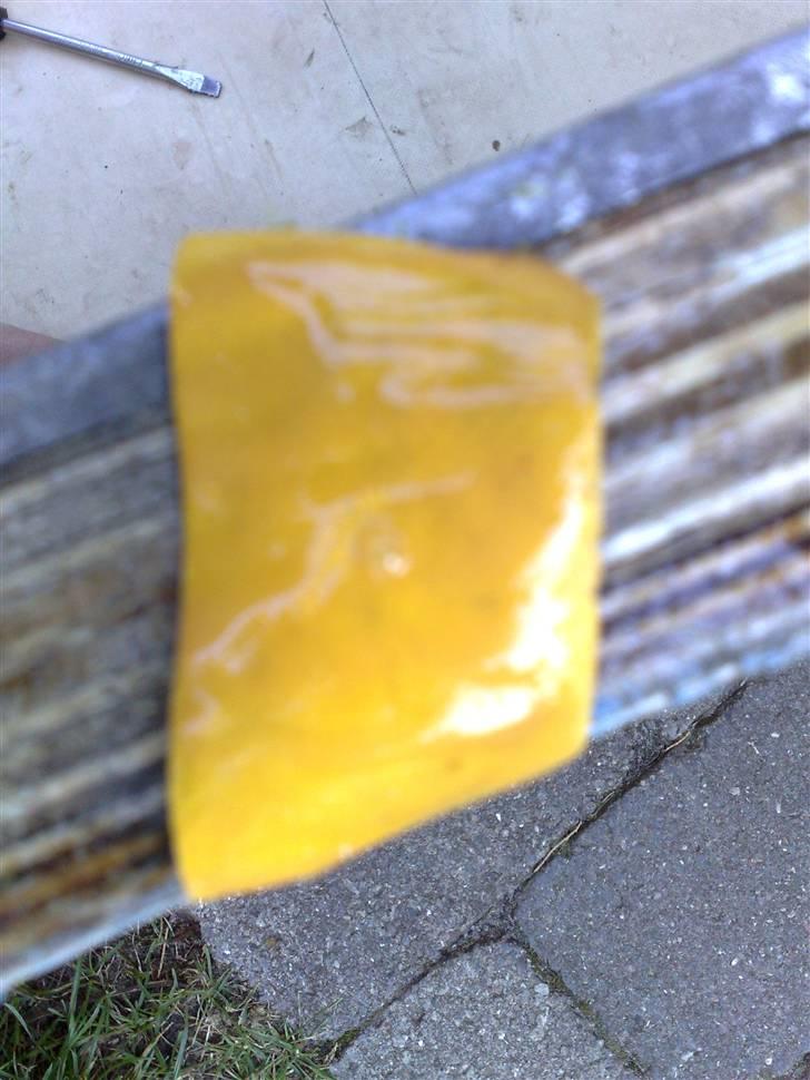 Ordentlig lapning af gummibåd  - Nu tager du så og giver lappen en gang lim og lader det tøre helt ind.

Når det har gjort det, giver du begge overflader én gang til, men lader det stå i ca. 5 min så det stadig klistre. Så tager du og sætter lappen på igen, og presser hårdt til. HUSK at du kan ikke rykke rundt på lappen når du først har sat den der. billede 4