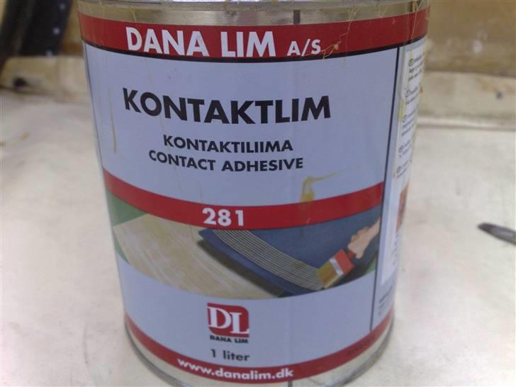 Ordentlig lapning af gummibåd  - Den her lim bruger jeg, efter flere 'test' har den bevist at den er bedre end det lim der er beregnet til gummibåde fra Tempo baade, Tempo baade ville have ca. 130kr for en tube med 140ml.

Denne bøtte Dana kontaktlim fra Harald Nyborg gav jeg 69,- kr for en liter :O det er lidt af en besparelse, og så er det bedre end det fra Tempo baade billede 5