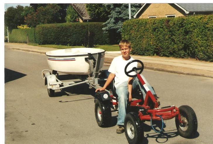 Min første båd - Hver gang jeg havde været ude og sejle tog jeg min dinocar og satte tralien efter og kørte den op bag i haven ;-) det var gode tider billede 3