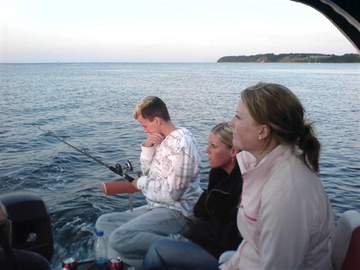 Fisketur i Lillebælt. - Pia og Malene nyder at Jacob er gået i tænke boks :) billede 2