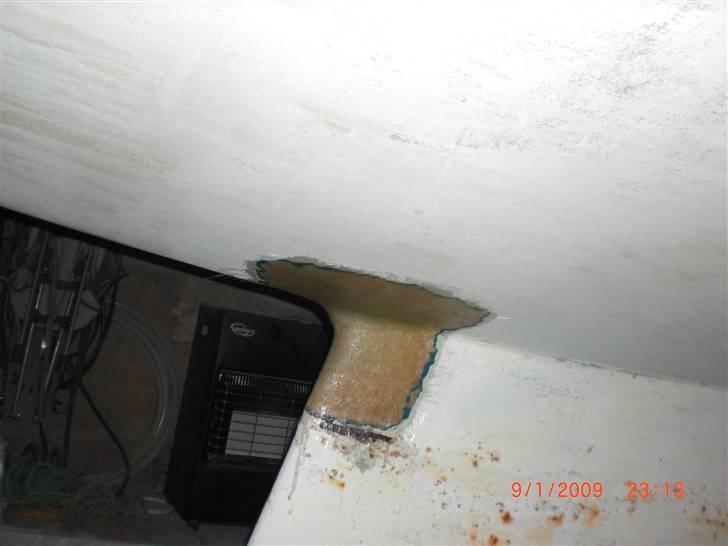 Renovering af Svendborg Senior 08/09 - 1. støbning af bunden udefra. Da jeg påbegyndte denne renovering viste det sig hurtigt at der var her der var hul hele vejen gennem skroget, (der kom ca 10 liter vand ind i båden i døgnet da den lå i vandet endnu) billede 4