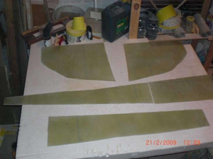 Renovering af Svendborg Senior 08/09 - Så er de nye skotter til båden skåret ud. Det er skåret ud af en glasfiberplade, som jeg har støbt på en gammel termorude. Jeg har lagt 4 lag 450 grams måtter i disse skotter, så når de bliver støbt i båden bliver meget stærke! billede 6