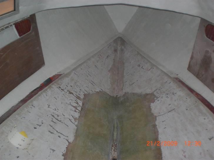 Renovering af Svendborg Senior 08/09 - Afslibning af bunden i stævnen af båden. Det er meningen at jeg vil støbe et lodret skot i her for at dele rummene lidt op. billede 7