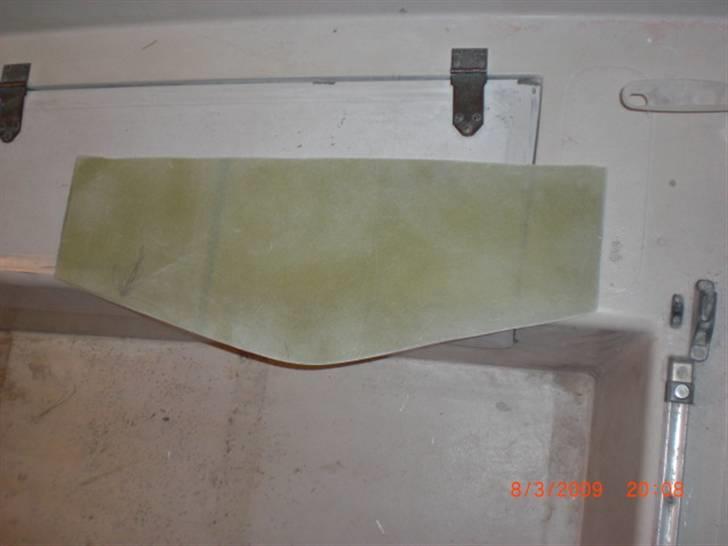 Renovering af Svendborg Senior 08/09 - Skottet som skal stå på tværs af cockpittet ca 40 cm inde fra forkanten. Jeg har set denne lille detalje i mange andre svendborg senior, men i min (nr 18) har denne plads aldrig været udnyttet. Men det bliver den nu! billede 21