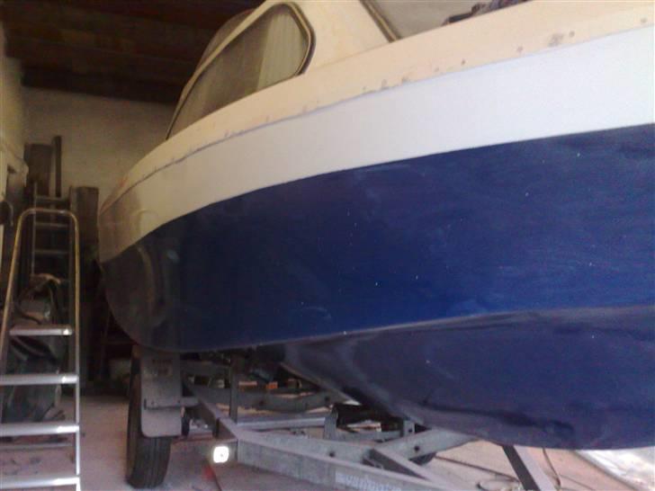 Renovering af Shetland 510 - Så er bunden og side malet tMalingen er fra Biltema.Det er en fin maling at sprøjte på når den er yndet lidt. billede 5