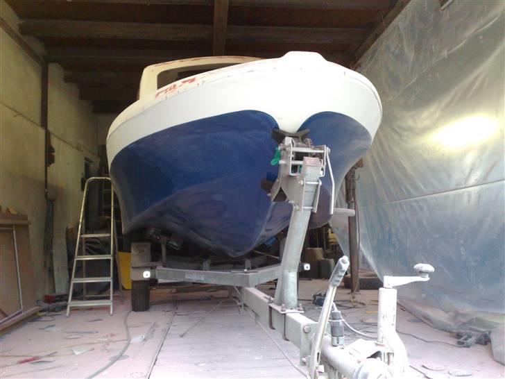 Renovering af Shetland 510 - Så er bunden og side malet tMalingen er fra Biltema.Det er en fin maling at sprøjte på når den er yndet lidt. billede 7