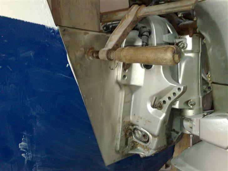 Renovering af Shetland 510 - Rustfri plade monteret på Hægen.(røven).Motor monteret. billede 22