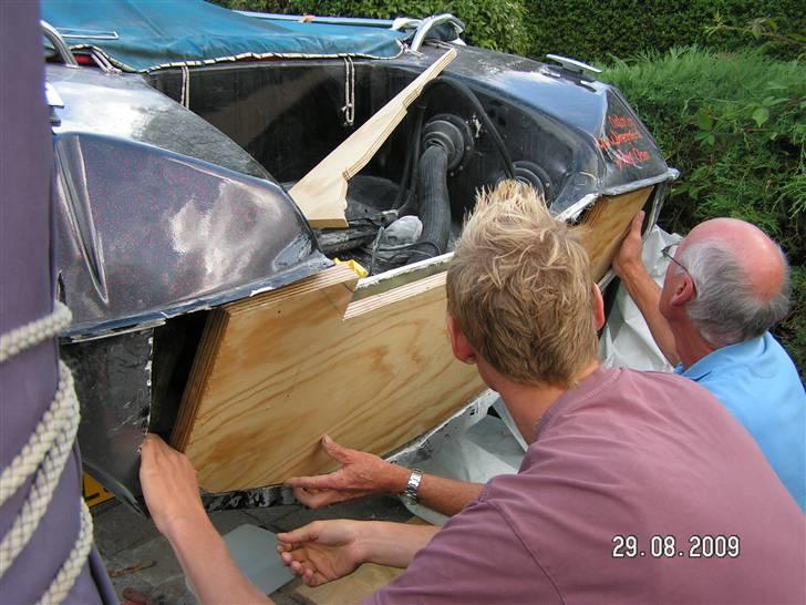 Renovering af Hæk - 29 august
her er troldmanden og anders i fuld gang med at file og skære kanter af så der er plads til hækken billede 21