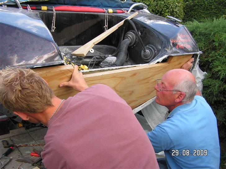 Renovering af Hæk - 29 august
her er troldmanden og anders i fuld gang med at file og skære kanter af så der er plads til hækken billede 22