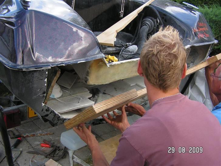 Renovering af Hæk - 29 august
her er troldmanden og anders i fuld gang med at file og skære kanter af så der er plads til hækken billede 23