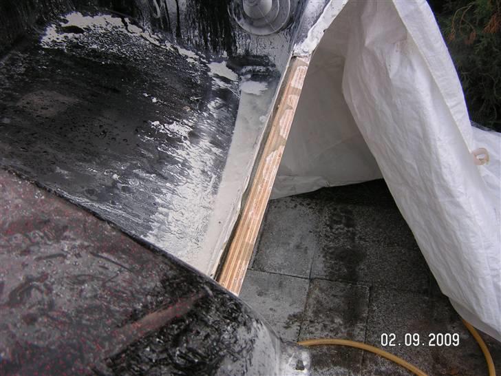 Renovering af Hæk - 1 september
Iaftes kom min ven Anders forbi mens jeg sad og sleb det sidste 
og her hældte vi så poliester med bindemiddel ned mellem inder skroget og hækken for at give 100% kontakt billede 25