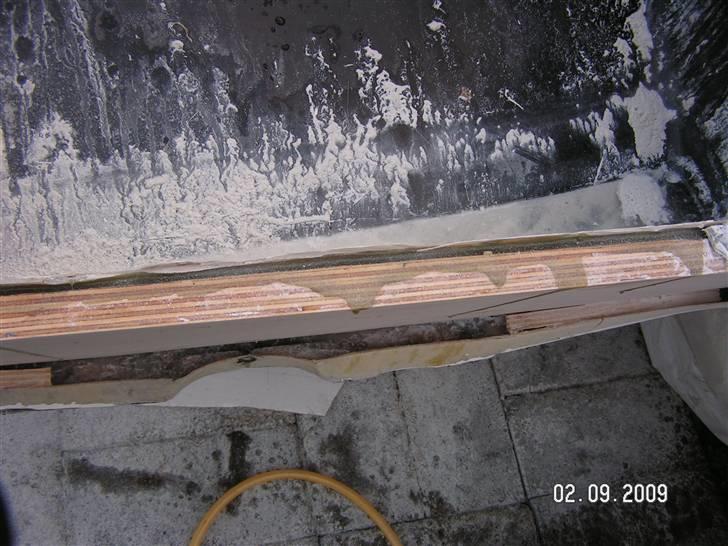 Renovering af Hæk - 1 september
Iaftes kom min ven Anders forbi mens jeg sad og sleb det sidste 
og her hældte vi så poliester med bindemiddel ( en håndfuld rent glasfiberstøv )  ned mellem inder skroget og hækken for at give 100% kontakt billede 26