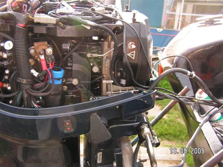 Renovering af Hæk - 13 september
Nu er alle kabler/stik og ledninger tilsluttet og imorgen kommer min ven Henning med en kran så sætter vi motoren på igen derefter er der kun rngøring og lidt pillearbejde inde i båden tilbage billede 43