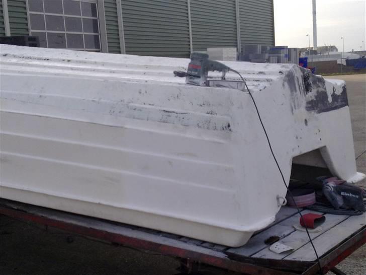 Renovering af ALASKA 500 - Puha et arbejde,men tidlige ejer havde pensel malet båden med top coate,så ik alt for godt ud billede 5