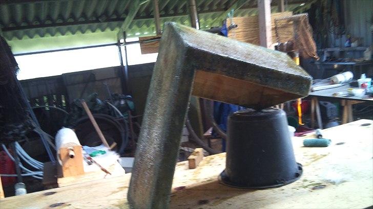 Terhi 415r projekt - Styrepulten er lavet i krydsfiner og derefter er der lagt glasfiber og spartel på. billede 3