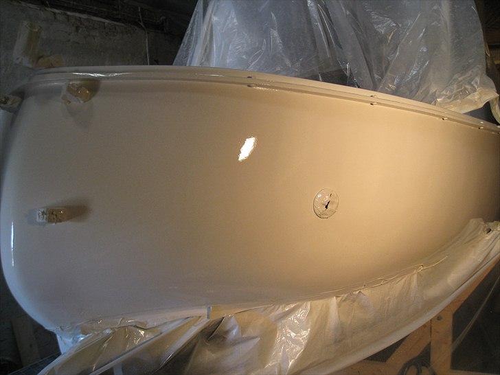 Omlakering af Faaborg snekke - Fribord sprøjtet 2*Polybest Pearlwhite. billede 9