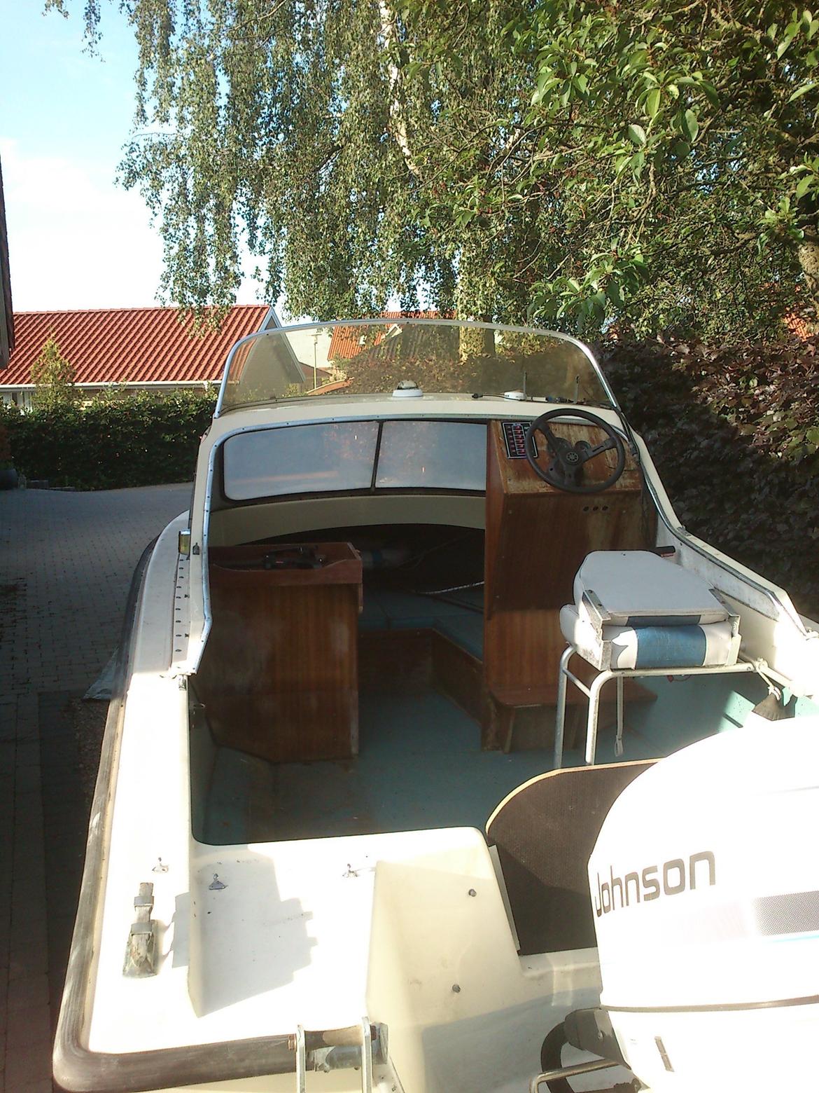 Selco 18 - Døren til kabinen og kistebænken i venstre side har jeg fjernet. det fikse klapbord fra kistebænken blev til an lille afsætningsplads billede 2