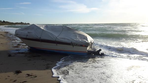 Speedbåd af mærket Century, er strandet ved Rude Strand, Odder