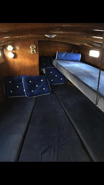 Male træbåd om læ