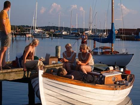 Sejlkutter L-jolle sælges - min famillie på båden i nibe havn billede 2