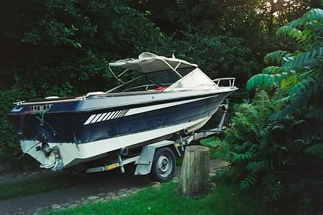 Draco 1700/ Coronet 17 runabout - her er et tidligere billeder fra hvor jeg har været igang med at slibe maling af... fuuuck det var noget af et arbejde!!! billede 9