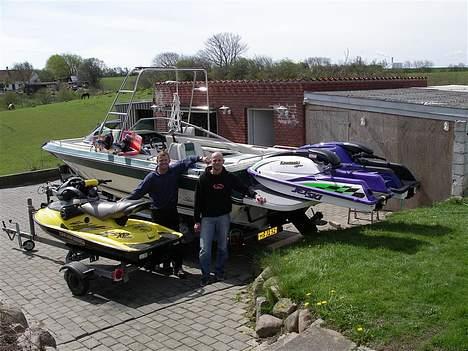 Sea Ray 230 Sorrento [SOLGT] Hulk - her er vi så med alt legetøjet samlet, nu mangler vi bare sommer :-) 2 jetski på rampen foregår kun til søs, da traileren bliver for tung ellers billede 15