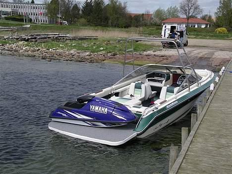 Sea Ray 230 Sorrento [SOLGT] Hulk - ja den ligger jo lidt tung med røven, men der er jo også 200kg. ekstra på røven. billede 17
