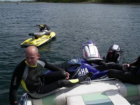 Sea Ray 230 Sorrento [SOLGT] Hulk - så er det hviletid. rart med platformen, nu behøver de vådeste elementer ikke længere at komme ind i båden. billede 18