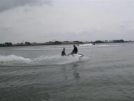 Seadoo XP ...[SOLGT] - Ja sådan er det jo, hvis ikke der er legetøj til alle må man deles. Her er det Lars og Jens på jetski billede 19