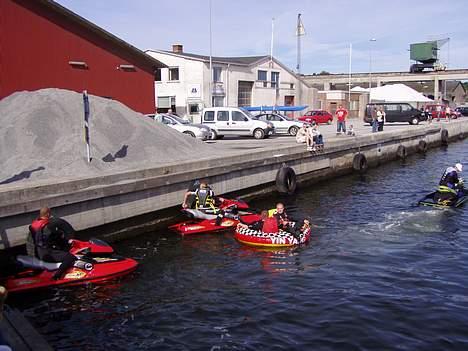 Seadoo XP DI      solgt2007 - Hobro havn, med tilladelse 3x XP di 2x RXP 1x RXT Og steen fra Jet-tarde i en lille kedelig 175 hk Jet-båd billede 4