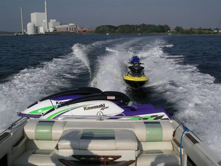 Sea Ray 230 Sorrento [SOLGT] Hulk - tja.. 2xjetski på platform, samt en jetski og scooter på slæb.. ja så var vi jo også 5 mand i båden :-) billede 2