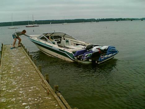 Sea Ray 230 Sorrento [SOLGT] Hulk - 2 jetski bagpå, så er der sgu heller ikke plads til flere... er nok nødt til snart at udvide platformen... billede 3