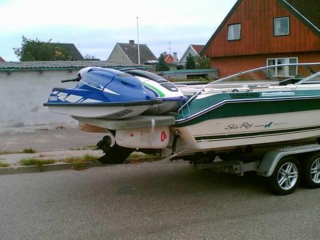 Sea Ray 230 Sorrento [SOLGT] Hulk - Lige et par dunke under platformen hjælper til med at den ikke ligger alt for lavt i vandet når der er 2 jets bagpå billede 8