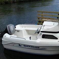 Quicksilver 450 cabin