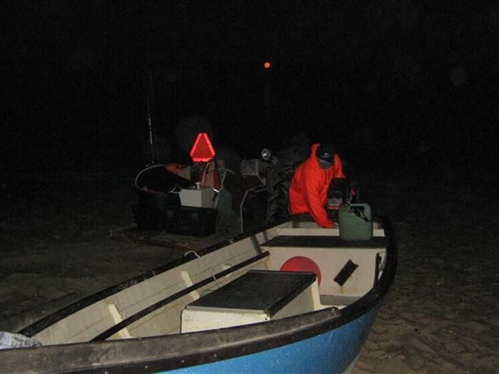 Limbo 16 - Klargøring på stranden en tidlig morgen. billede 10