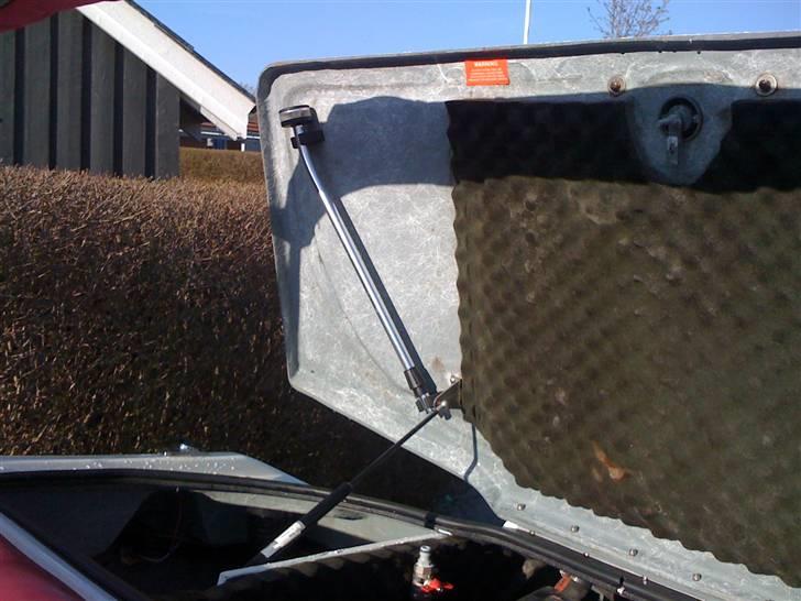 Sea Ray Sea Rayder SOLGT... - Lanterne mast bliver gemt under motorhjelmen når den ikke er i brug billede 13