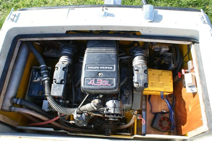 Draco 1700 - motoren er igang med et eftersyn og står derfor lidt skilt af som i ser på billedet, da den har stået på land i små 3 år.. motoren har kun gået 250 timer, så den er i fin stand. billede 5