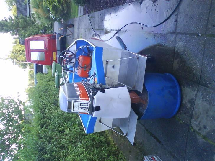 Glasfiberbåd 9" ombygget - Jeg sat afskærmning op da motoren var ved at blive justeret, så den ikke skulle pjaske for meget med kontrolstrålen 8) billede 7