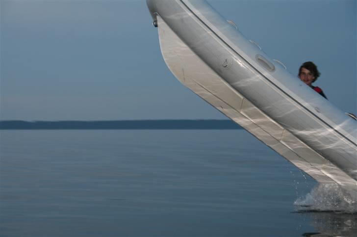 Brig Falcon 400 - Den vil sku gerne op af vandet, også selvom motoren er trimmet helt ned ;-) billede 17