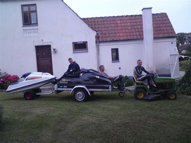Yamaha Superjet - 3 jetski og 3 folk og 2 trailere klare have traktoren fint :D Lækkert kun at have 300 meter til vandet :D billede 11