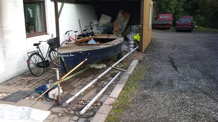 Pirate sejl jolle - Jollen set forfra med mast og bom liggende på jorden billede 1