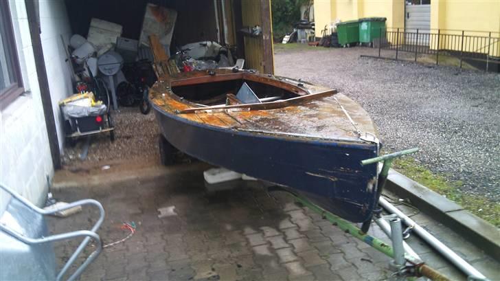 Pirate sejl jolle - Set fra siden hvor dækket skal renoveres billede 5